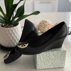 🛍🛍Tory Burch Black Leather Peep toe wedge pump